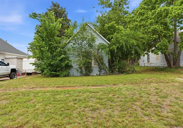 Homes for sale in Elk City, OK | 614 W 5th St, Elk City, OK 73644 | MLS# 1227812