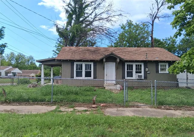 Photo 1 of Single family home for sale at 222 N Center Ave, Shawnee, OK 74801 | MLS# 1227828 | Listing updated on 2026-09-16