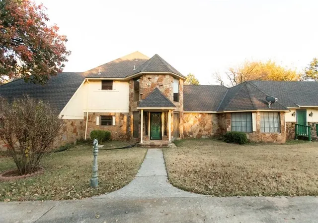 Photo 2 of Sale Pending at 11512 Robinwood Ln, Oklahoma City, OK 73131 | MLS# 1227896 | Listing updated on 2026-09-03