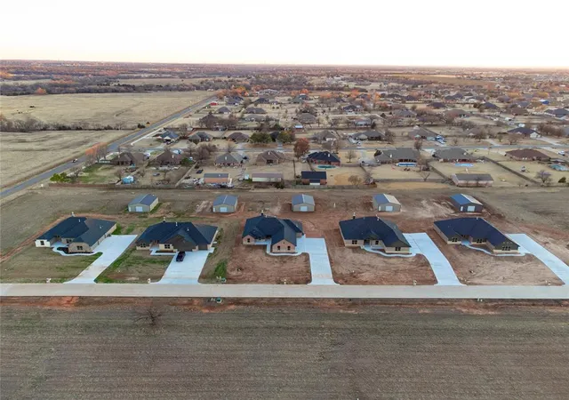 Photo 4 of Sale Pending at 8650 Oak Tree Cir, Edmond, OK 73025 | MLS# 1227975 | Listing updated on 2026-08-02