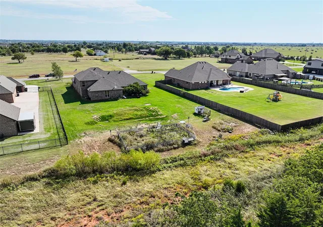 3rd image of 20897 Highlander Ridge Dr, Edmond, OK 73012 | MLS# 1228126