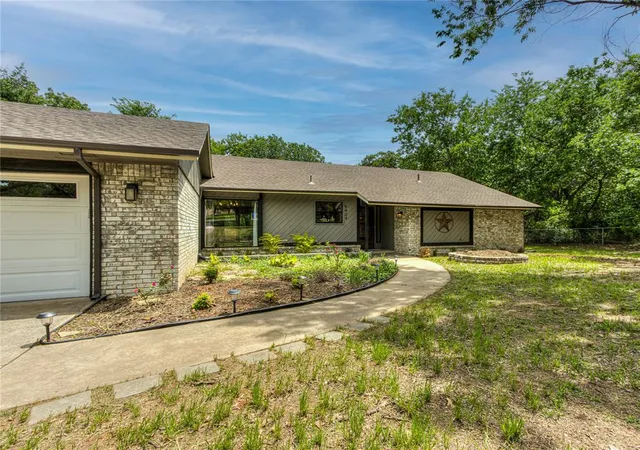 Photo 3 of Single family home for sale at 9404 Red Oak Ln, Edmond, OK 73034 | MLS# 1228230 | Listing updated on 2026-09-19