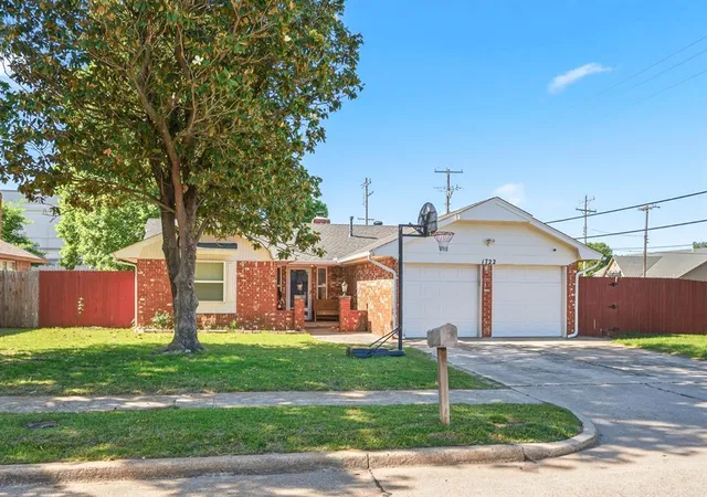 Photo 3 of Single family home for sale at 1722 Lancaster Cir, Norman, OK 73069 | MLS# 1228267 | Listing updated on 2026-08-04