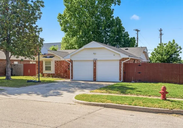 Photo 3 of Single family home for sale at 1722 Lancaster Cir, Norman, OK 73069 | MLS# 1228267 | Listing updated on 2026-08-04