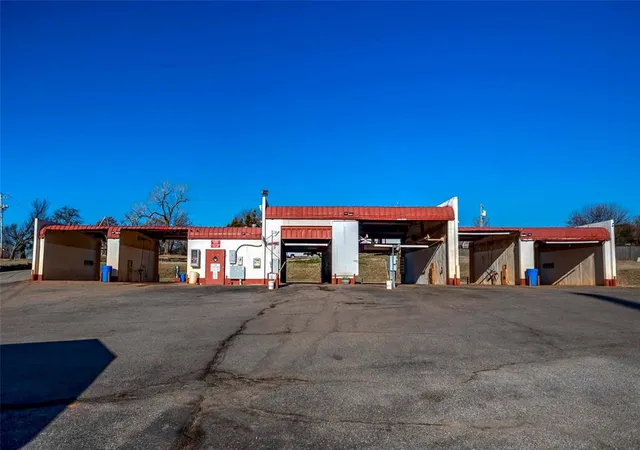 2nd image of 1102 E 1st St, Chandler, OK 74834 | MLS# 1228377