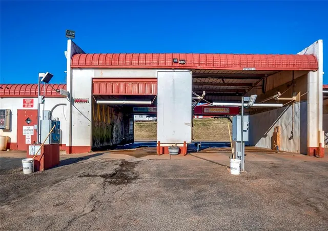 4th image of 1102 E 1St St, Chandler, OK 74834 | MLS# 1228377