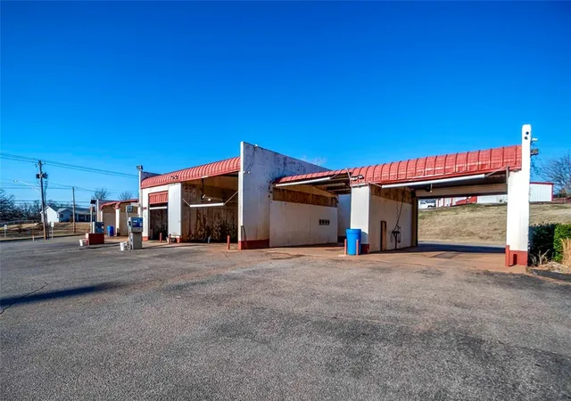 5th image of 1102 E 1St St, Chandler, OK 74834 | MLS# 1228377