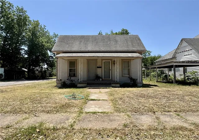 Homes for sale in Mangum, OK | 418 W Pierce St, Mangum, OK 73554 | MLS# 1228782