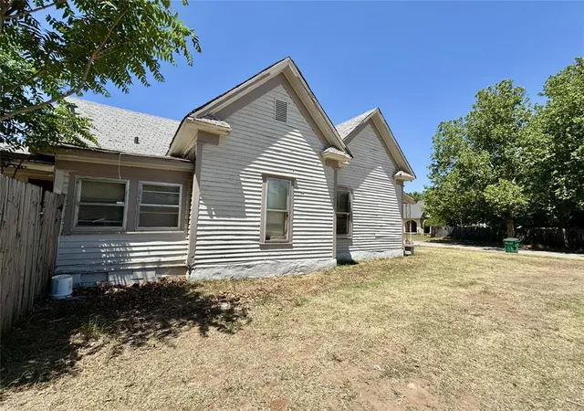 Homes for sale in Mangum, OK | 418 W Pierce St, Mangum, OK 73554 | MLS# 1228782