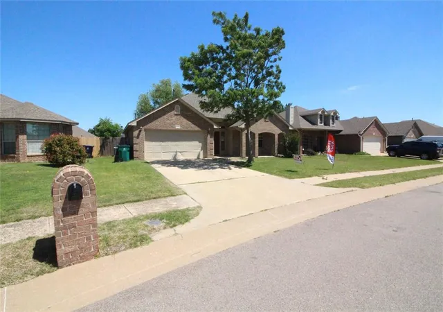 2nd image of 2404 Rookhaven Ln, Yukon, OK 73099 | MLS# 1228783