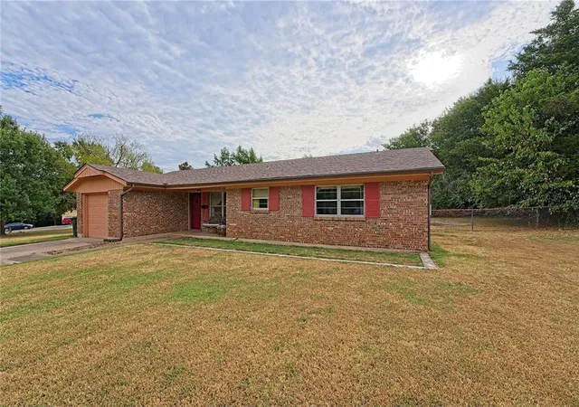 Photo 2 of Single family home for sale at 2529 Wildwood Ln, Norman, OK 73071 | MLS# 1229241 | Listing updated on 2026-09-23