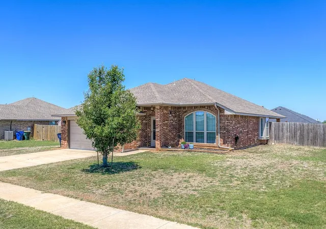 3rd image of 910 Brookhollow Dr, Chickasha, OK 73018 | MLS# 1229275
