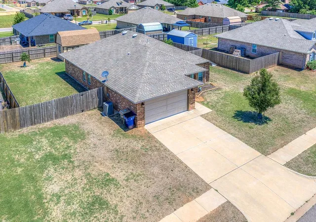 4th image of 910 Brookhollow Dr, Chickasha, OK 73018 | MLS# 1229275