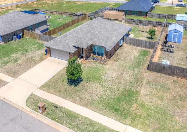 5th image of 910 Brookhollow Dr, Chickasha, OK 73018 | MLS# 1229275