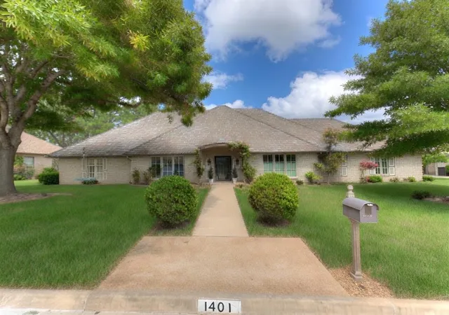 1st image of 1401 Glenbrook Dr, Oklahoma City, OK 73118 | MLS# 1229278