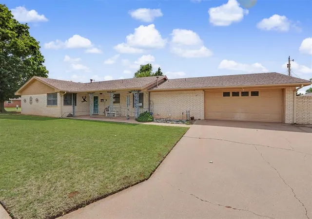 1st image of 611 N Lincoln Ave, Elk City, OK 73644 | MLS# 1229284