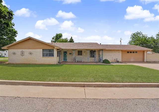 2nd image of 611 N Lincoln Ave, Elk City, OK 73644 | MLS# 1229284