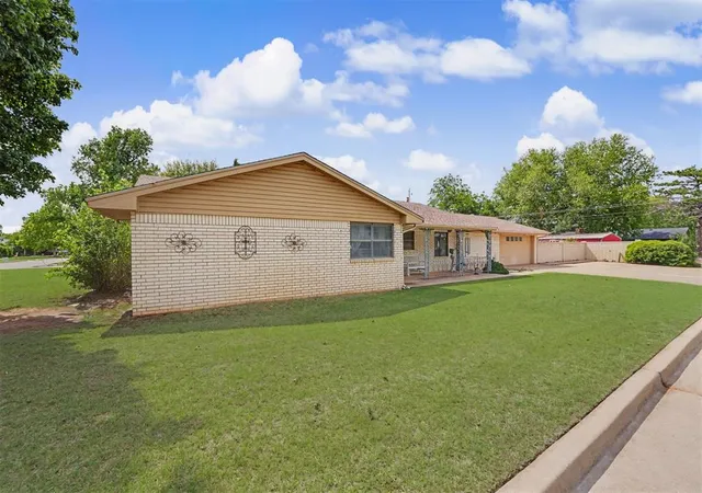 3rd image of 611 N Lincoln Ave, Elk City, OK 73644 | MLS# 1229284