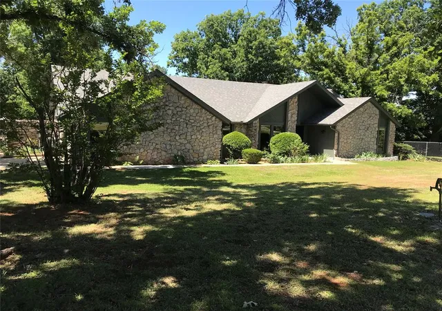 4th image of 6204 Plumtree Ln, Edmond, OK 73034 | MLS# 1229287