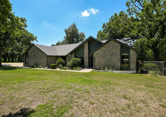 1st image of 6204 Plumtree Ln, Edmond, OK 73034 | MLS# 1229287