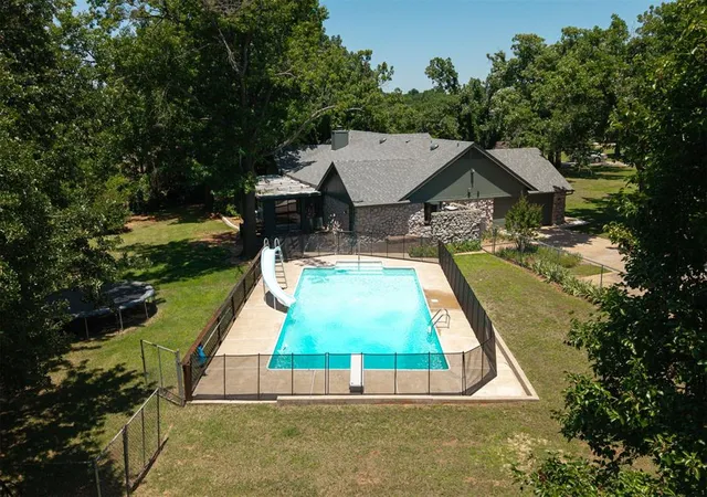 3rd image of 6204 Plumtree Ln, Edmond, OK 73034 | MLS# 1229287