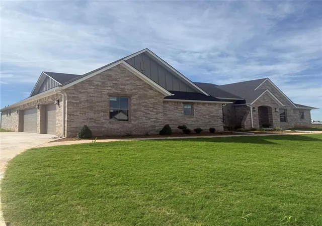 Homes for sale in Cashion, OK | 6920 Lake View Ct, Cashion, OK 73016 | MLS# 1229328