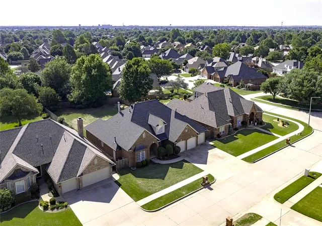 Photo 3 of Single family home for sale at 1005 Bentbrook Pl, Norman, OK 73072 | MLS# 1229365 | Listing updated on 2026-09-23
