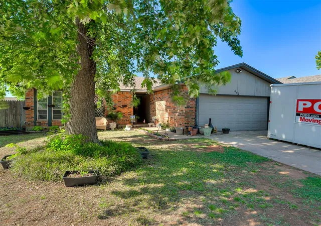 Homes for sale in Mustang, OK | 642 W Linden Dr, Mustang, OK 73064 | MLS# 1229450