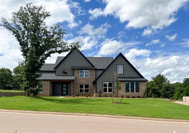 2nd image of 4601 Maple Ridge Dr, Edmond, OK 73034 | MLS# 1229524