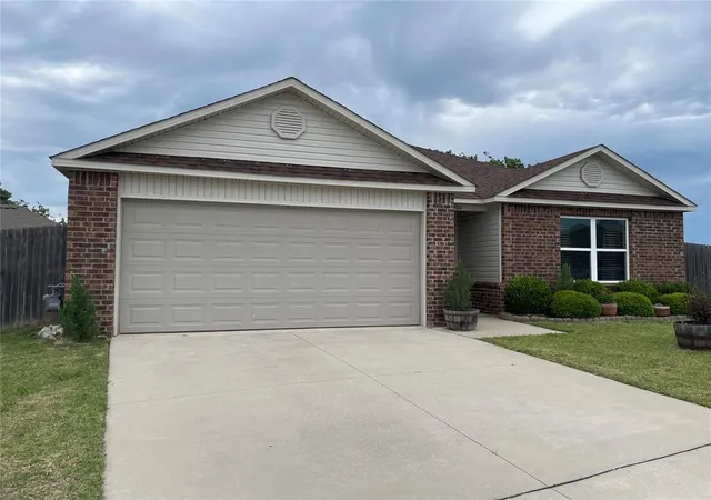 Photo 3 of Single family home for sale at 1904 Twisted Oak Ct, Shawnee, OK 74804 | MLS# 1229630 | Listing updated on 2026-08-21