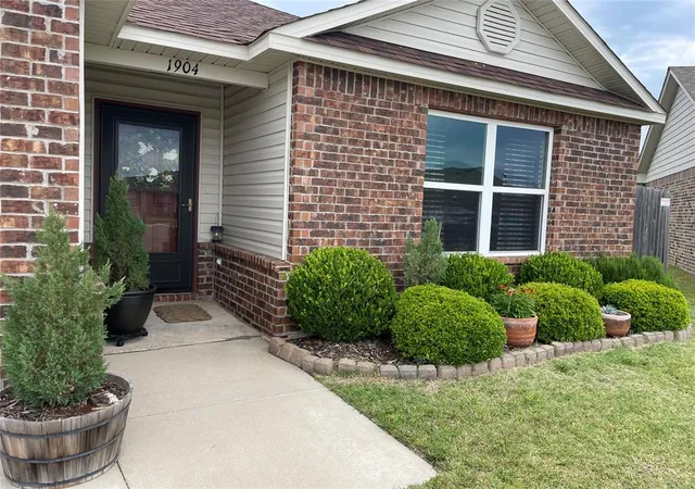 Photo 3 of Single family home for sale at 1904 Twisted Oak Ct, Shawnee, OK 74804 | MLS# 1229630 | Listing updated on 2026-08-21