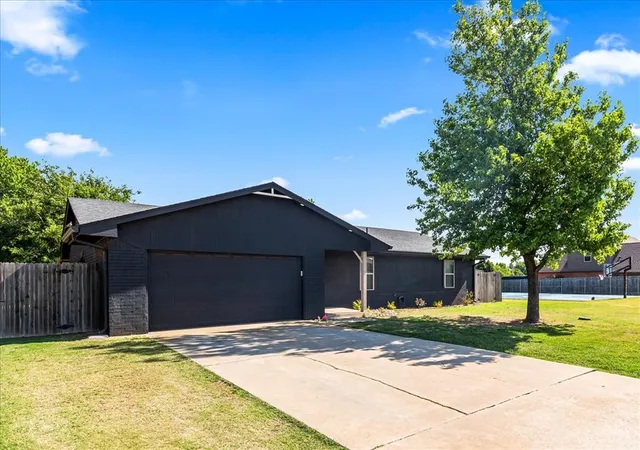 2nd image of 1718 W Elm St, El Reno, OK 73036 | MLS# 1229868
