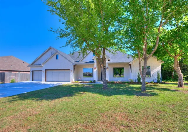 3rd image of 3700 Hunter Glen Dr, Oklahoma City, OK 73179 | MLS# 1229870