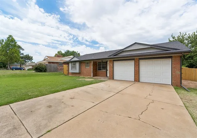 Homes for sale in Yukon, OK | 204 N Ranchwood Blvd, Yukon, OK 73099 | MLS# 1230008