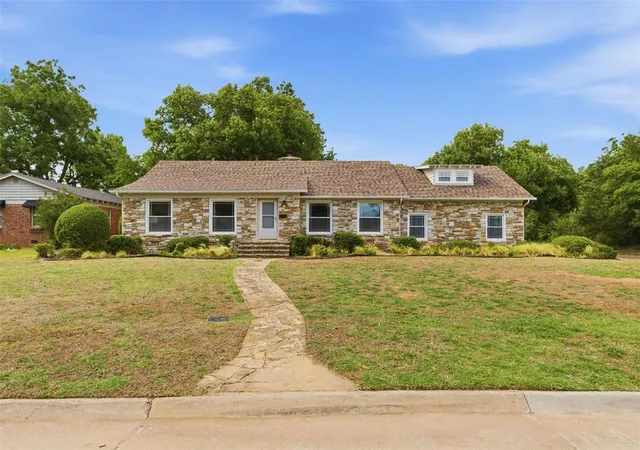 Homes for sale in Oklahoma City, OK | 2801 Clermont Pl, Oklahoma City, OK 73116 | MLS# 1230062