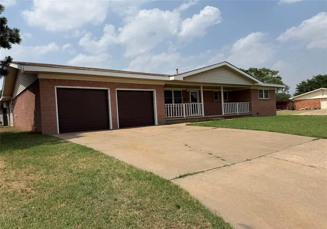 Homes for sale in Altus, OK | 1609 Lincoln St, Altus, OK 73521 | MLS# 1230130