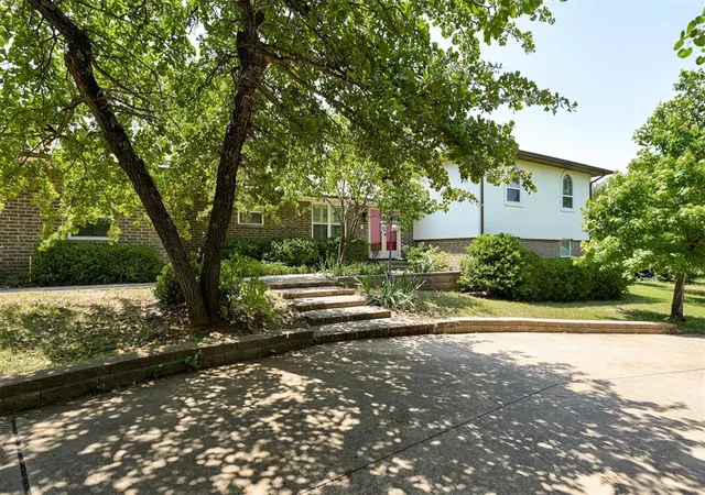 Photo 2 of Sale Pending at 2400 Old Farm Rd, Edmond, OK 73013 | MLS# 1230155 | Listing updated on 2026-08-16
