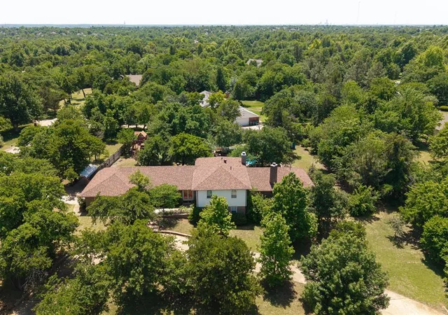 Photo 3 of Sale Pending at 2400 Old Farm Rd, Edmond, OK 73013 | MLS# 1230155 | Listing updated on 2026-08-16