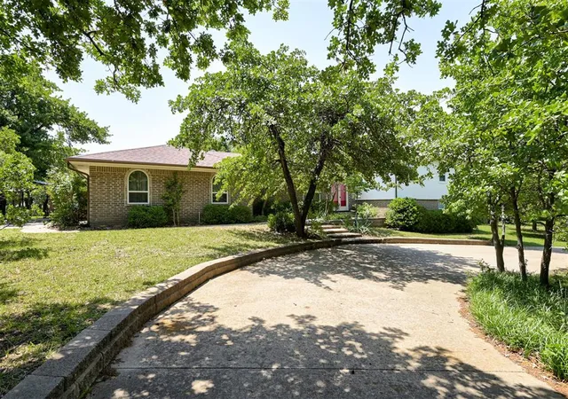 Photo 3 of Sale Pending at 2400 Old Farm Rd, Edmond, OK 73013 | MLS# 1230155 | Listing updated on 2026-08-16