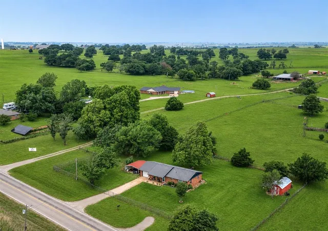 Homes for sale in Chickasha, OK | 254 County Road 1370 Road, Chickasha, OK 73018 | MLS# 1230258