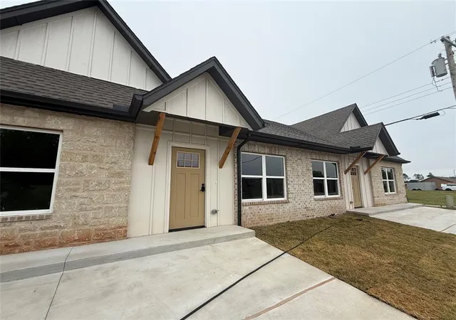 2nd image of 100 S Walnut St, Edmond, OK 73003 | MLS# 1230320