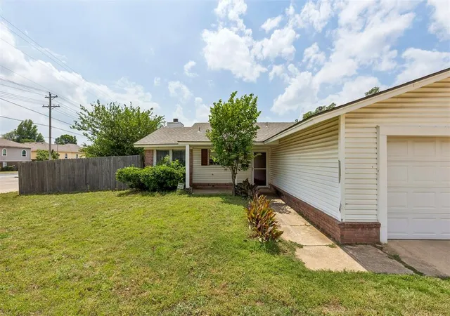 3rd image of 830 Douglas Dr, Norman, OK 73069 | MLS# 1230348