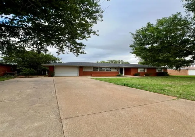 Homes for sale in Weatherford, OK | 412 N Nevada St, Weatherford, OK 73096 | MLS# 1230368