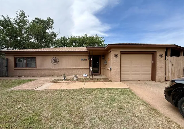 Homes for sale in Altus, OK | 1021 Coe St, Altus, OK 73521 | MLS# 1230425