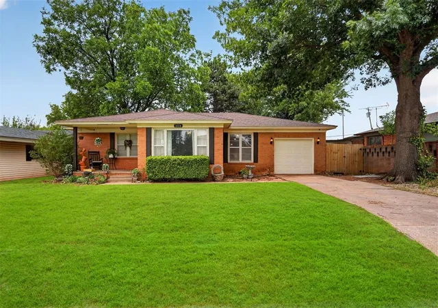 Homes for sale in Elk City, OK | 1014 W E Ave, Elk City, OK 73644 | MLS# 1230474