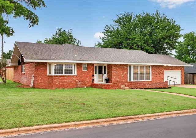 Photo 3 of Single family home for sale at 1003 E Proctor Ave, Weatherford, OK 73096 | MLS# 1230526 | Listing updated on 2026-09-30