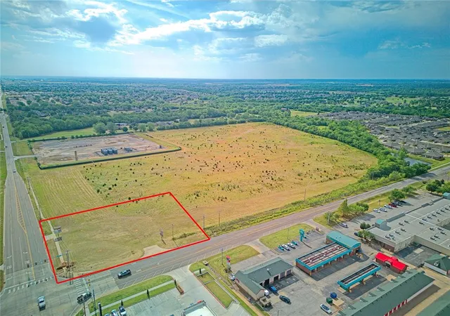 4th image of 200 S Cemetery Rd, Yukon, OK 73099 | MLS# 1230651