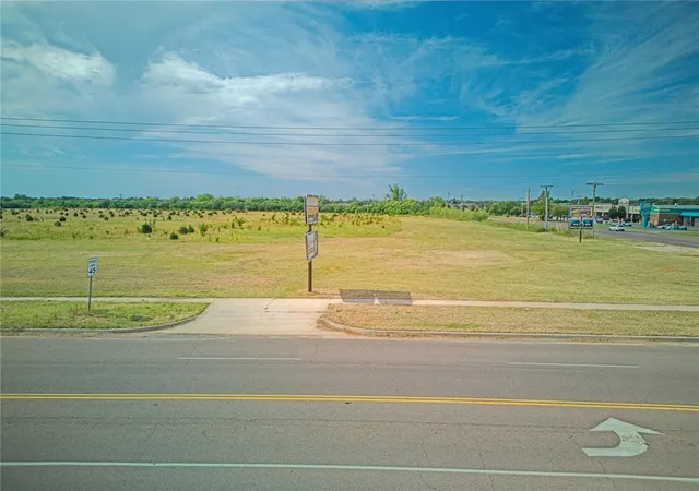 5th image of 200 S Cemetery Rd, Yukon, OK 73099 | MLS# 1230651