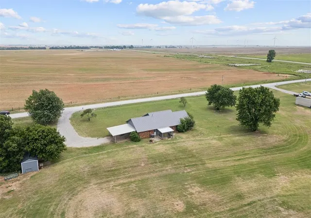 Homes for sale in Minco, OK | 415 Se Chisholm Trail Rd, Minco, OK 73059 | MLS# 1230729