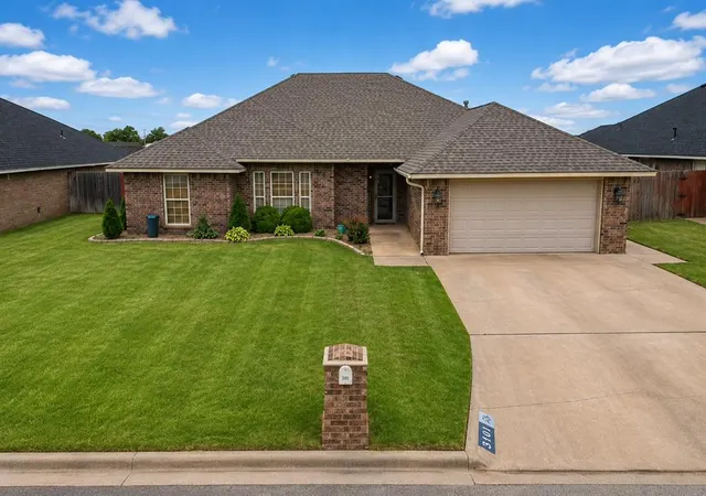 Homes for sale in Altus, OK | 3101 White Tail Dr, Altus, OK 73521 | MLS# 1230786